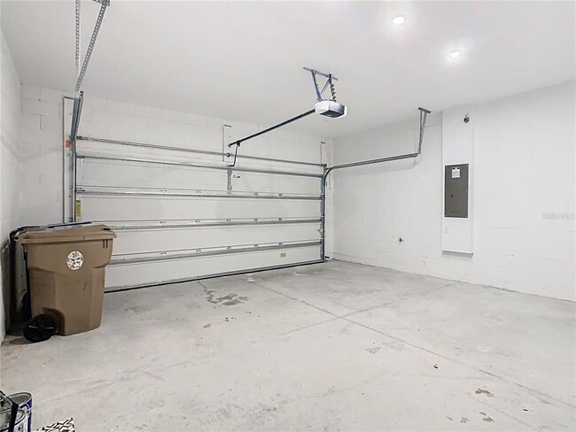 Building Photo - 1043 Lakeshore Breeze Pl