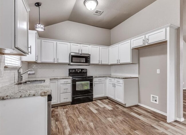 Building Photo - * * * $250 Move-in Special * * * Charming 3 Bedroom Home in Yukon with Modern Updates! * * * $250...