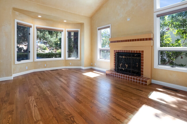 Building Photo - 105 Johnson Hollow
