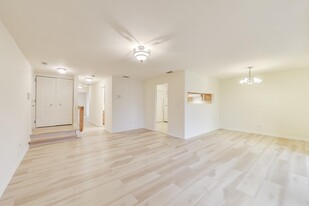 Building Photo - 825 WATERVIEW Cir
