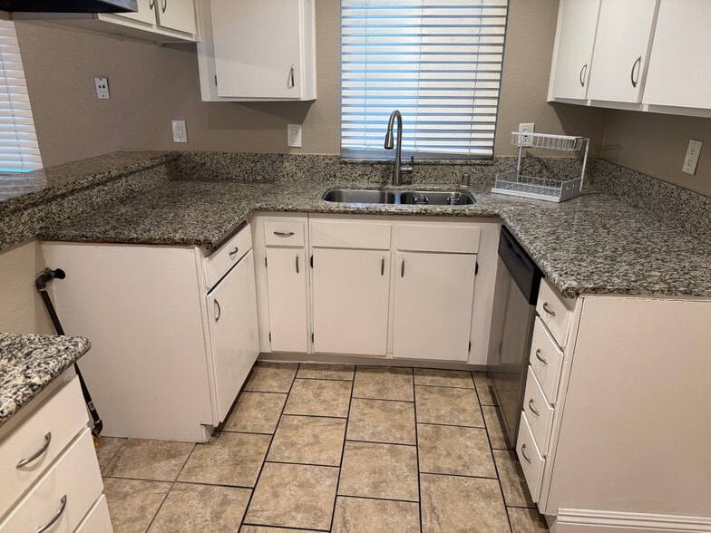 Building Photo - 15840 Rainbow Dr