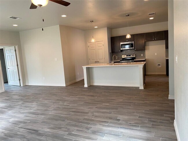 Building Photo - 525 CR 306