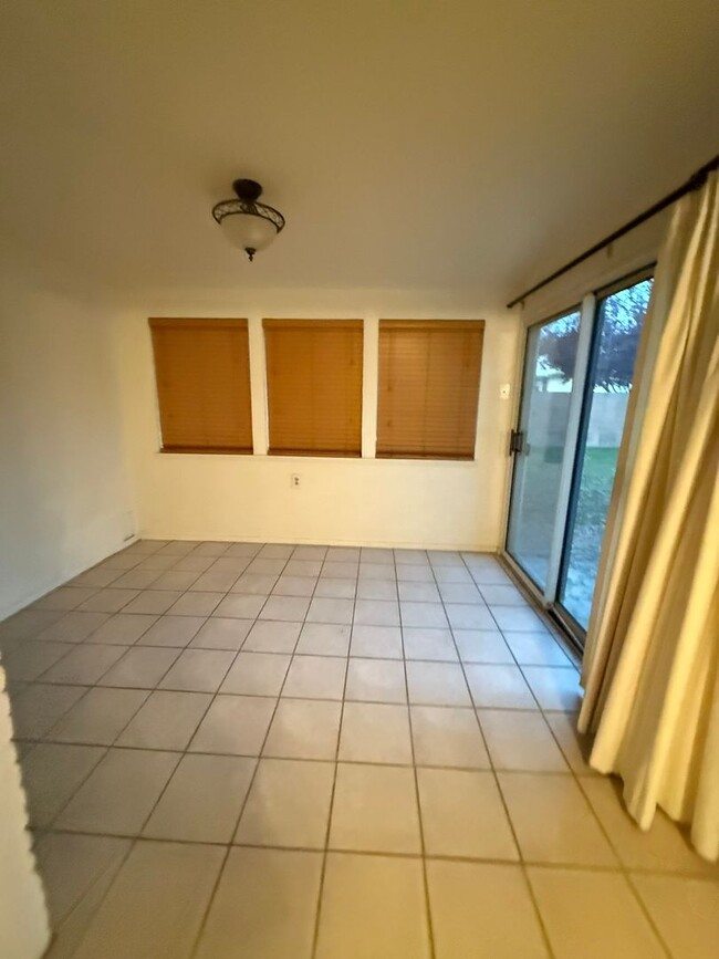 Building Photo - Clean 2 Bedroom / 1 Bathroom Condo Availab...