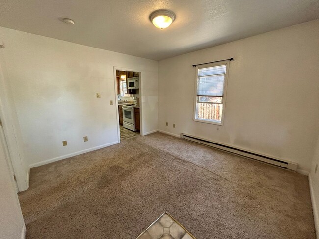 Building Photo - Cozy 2 Bedroom 1 Bath w/ all amenities and...