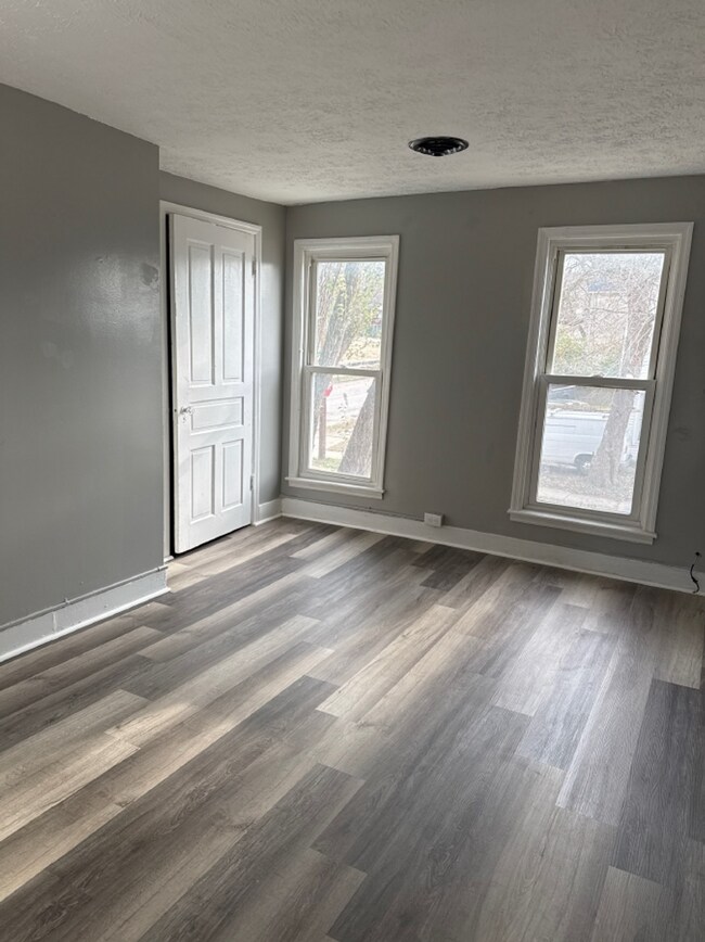 Building Photo - Great 2 bed 1.5 bath home includes bonus room and has central air conditioning!
