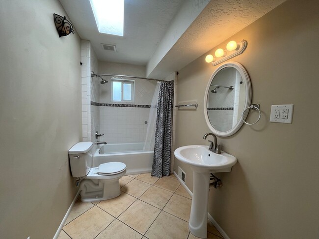 Building Photo - Charming 3 Bedroom 2 Bathroom Home In The NE!