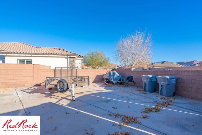 Building Photo - Stunning 2 Bedroom Fully Furnished Home. Community Pool & Mini Golf!