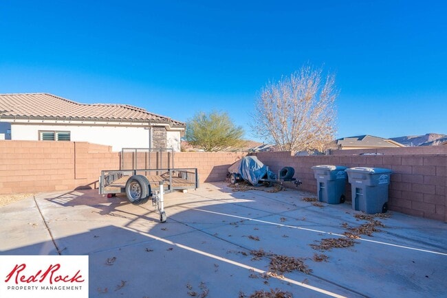 Building Photo - Stunning Fully Furnished 4 Bedroom Home. Community Pool & Mini Golf!