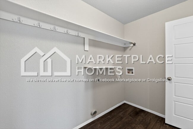 Building Photo - 904 SW Loudon Dr