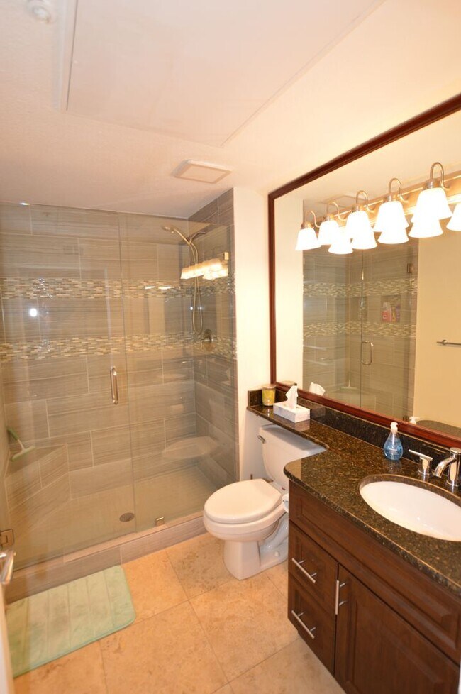 Building Photo - Beautiful and Bright Furnished, 1 Bd / 1 Ba  Condo w/ Pool View