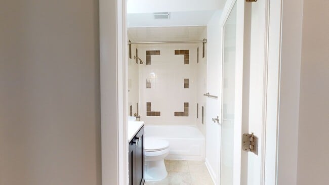 Building Photo - Spacious Two Bedroom Two Bathroom Petworth...