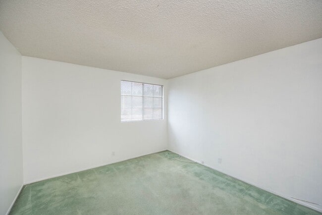 Building Photo - Rose Hills