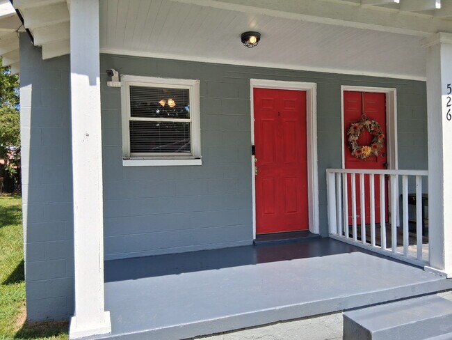 Building Photo - 526A Center Street