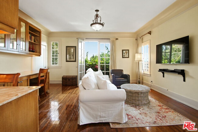 Building Photo - 617 N Plymouth Blvd