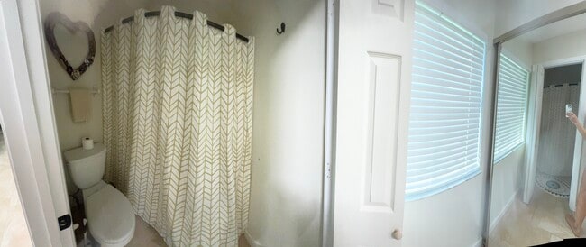 Building Photo - 2561 SE Victory Ave