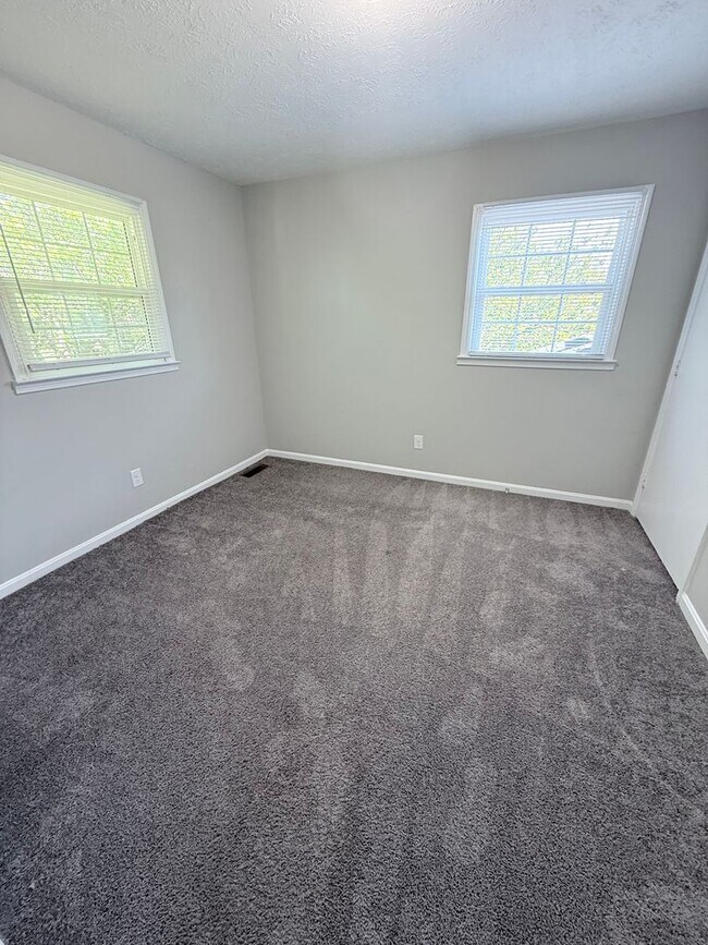 Building Photo - 3-bedroom, 2 full bath duplex in the desirable Lansdowne area