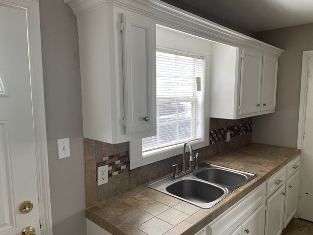 Kitchen - 3450 Blodgett St