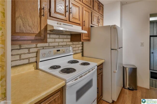 Building Photo - 1557 Greenview Dr