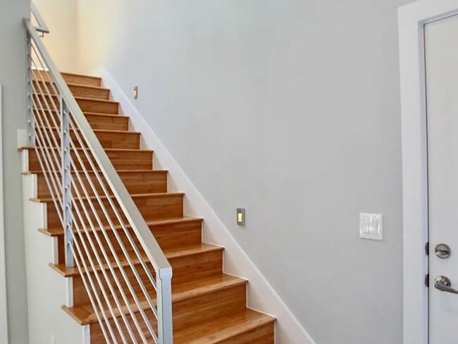 Building Photo - East Riverside near parks