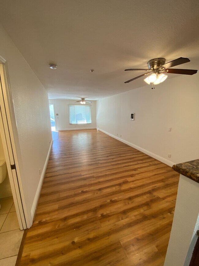 Building Photo - Quiet IB Townhome for Rent!