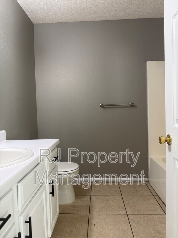 Building Photo - 4817 Royal Run Dr