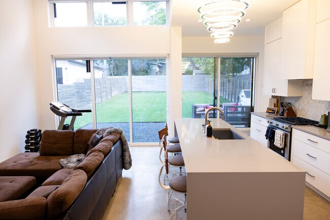 Building Photo - 507 S Park Dr