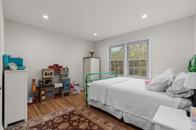 Building Photo - 4 Bed 4.5 Bath - Bethesda  Single Family Colonial - 2 Car Garage