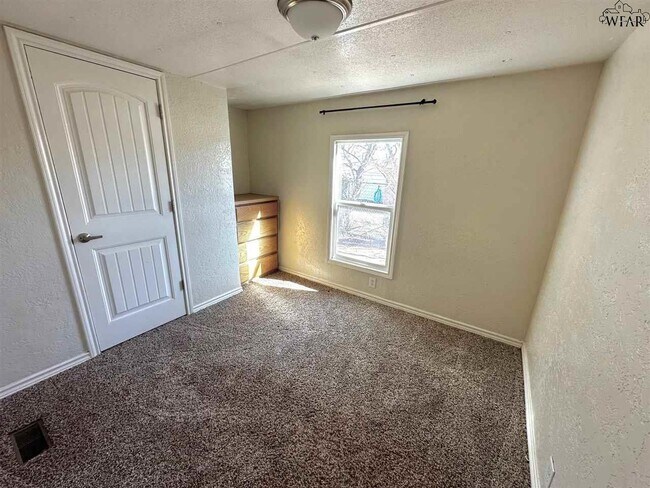 Building Photo - 8012 W Hwy St