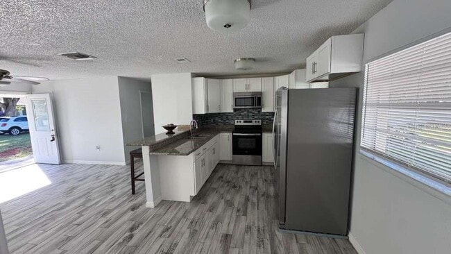Building Photo - 545 Oak Dr