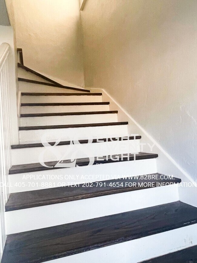 Building Photo - Historic 2nd Level Apartment Minutes from the Plaza District in OKC!