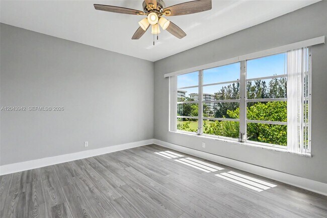 Building Photo - 3250 N Palm Aire Dr