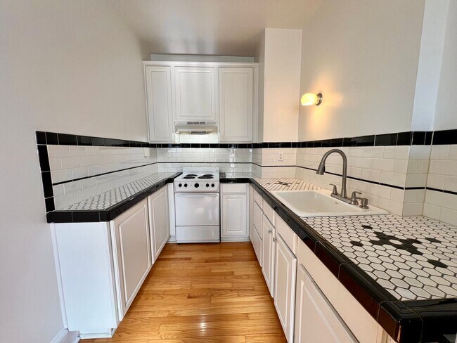 Building Photo - Historic Studio in Prime Alphabet District Location! Move in Special!
