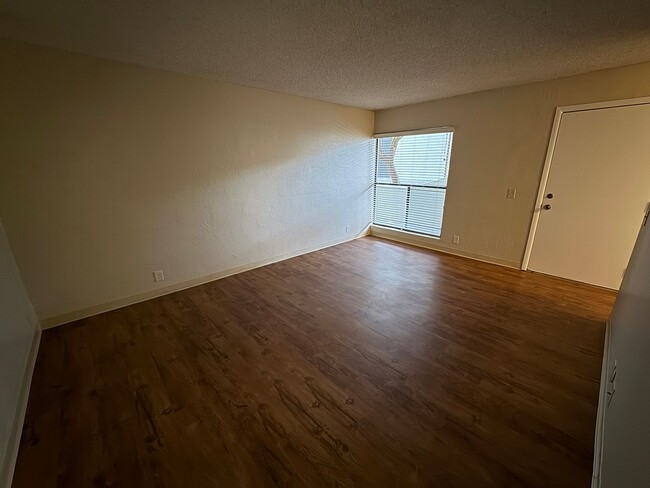 Building Photo - Spacious One-Bed One-Bath Condo Located At...