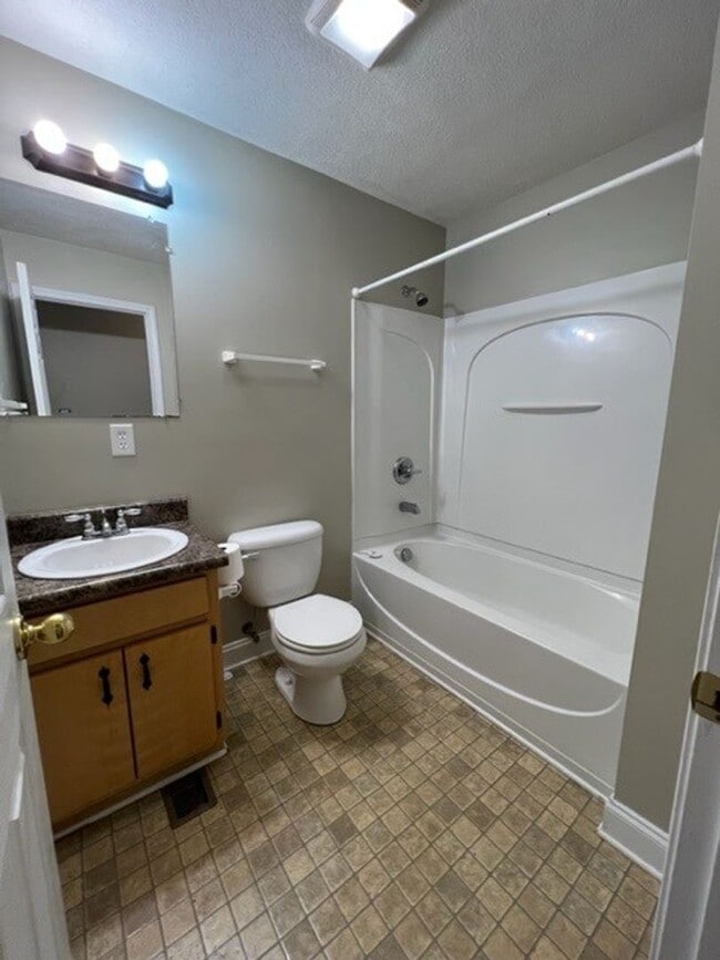 Building Photo - 3 Bedroom 2 Bath Home on 2 Acres