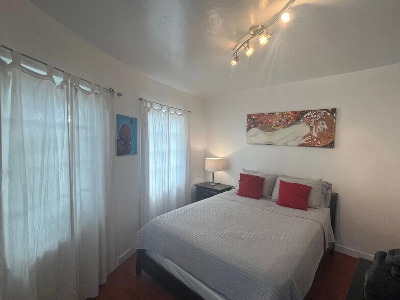 Building Photo - 503 75th St