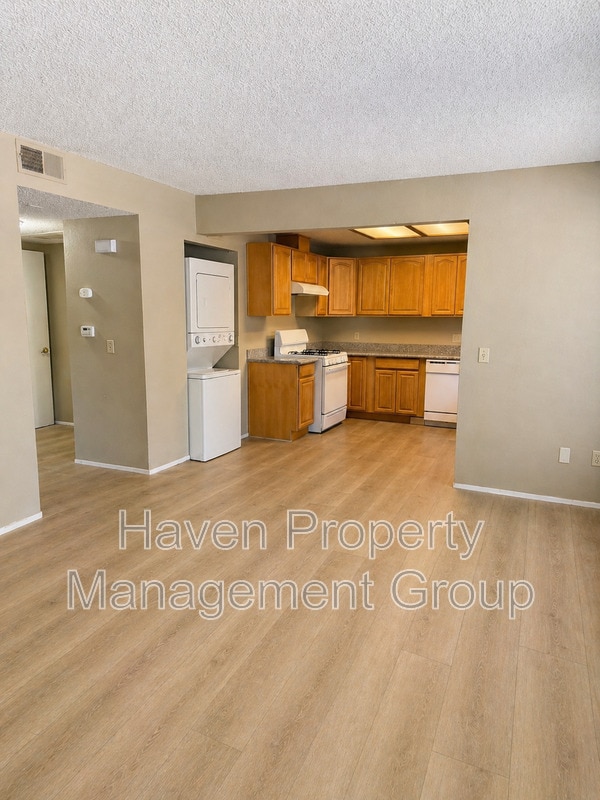 Building Photo - 32 W 7th St