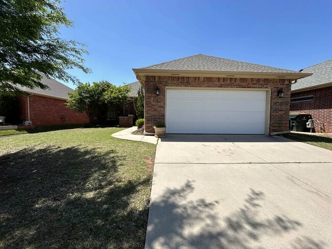 Building Photo - Elegant Living in the Heart of OKC – Impec...