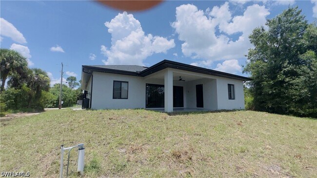 Building Photo - 1244 Celtic St E