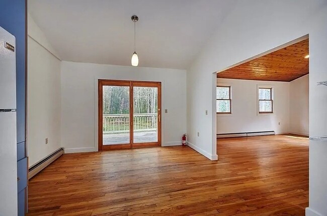 Building Photo - 483 Montague Rd