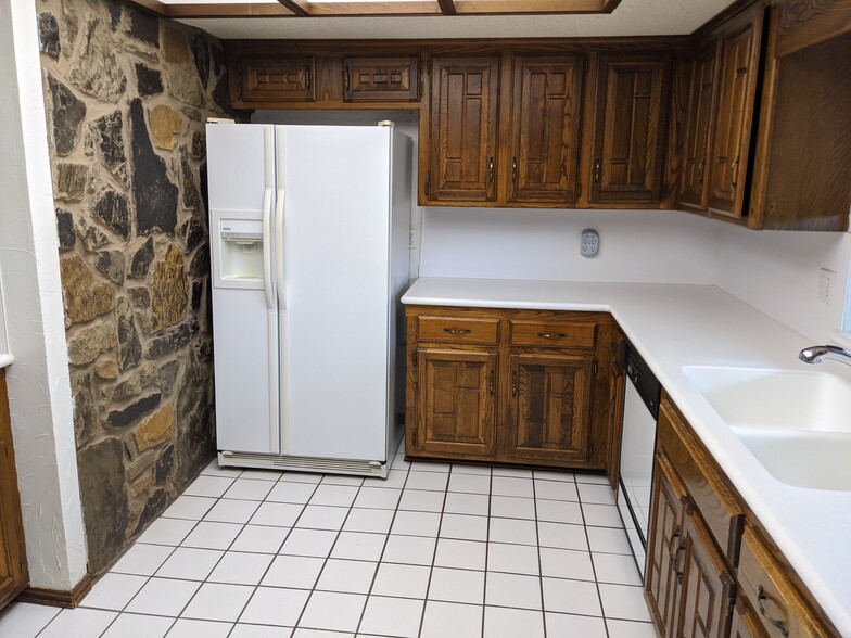 Kitchen - 205 N Easy St