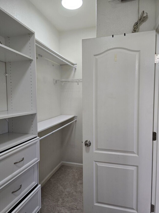 Building Photo - Big beautiful Home for rent in Visalia, Ca