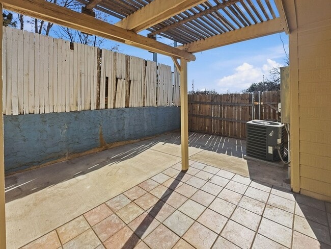 Building Photo - 3950 Seaside Ct