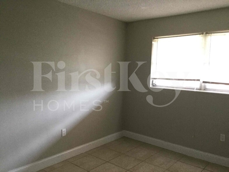 Building Photo - 5971 NW 15th St