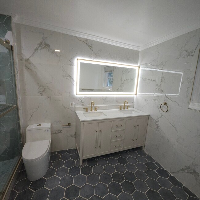 Building Photo - 214 Hermitage St