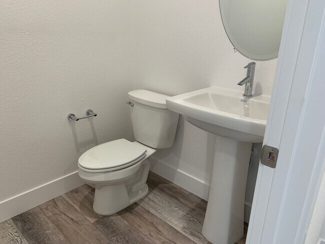 Building Photo - Large Executive home with tons of upgrades.