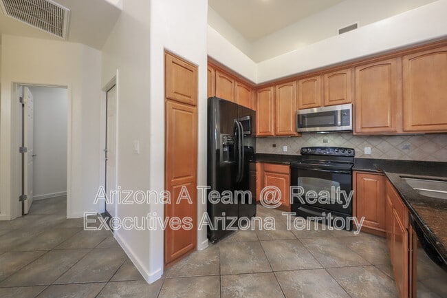 Building Photo - 665 E Weckl Pl
