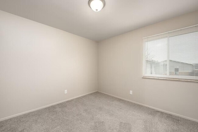 Building Photo - Everett Apartments - 101-05