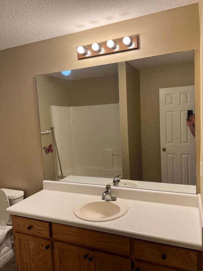 Building Photo - 204 Old Pond Dr