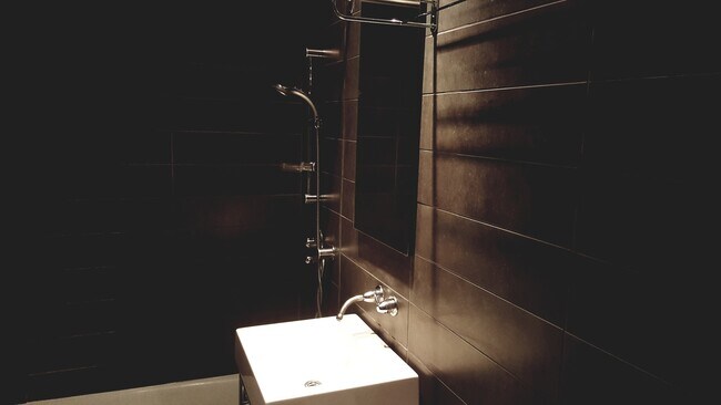 Building Photo - Amazing 1 bedroom 1 bath Condo on the Green Line Professionally Managed Heat Included