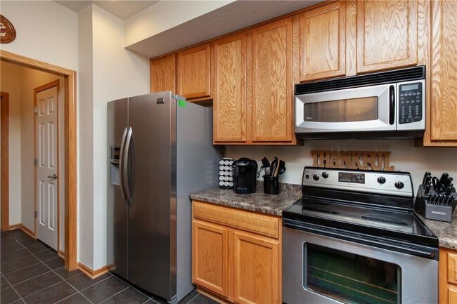 Building Photo - 946 Red Hawk Way SE